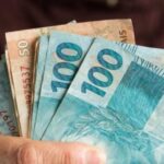 Auxílio taxista: motorista auxiliar terá direito a benefício de R$ 1 mil? Entenda