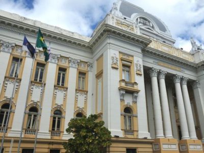 Juíza envolvida no caso Deolane e Gusttavo Lima é condenada a pagar dívida e tem bens sob risco de penhora