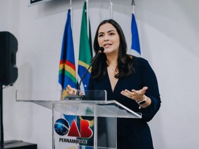 Maria Arraes participa de entrega da Constituição Federal a estudantes de Direito na OAB-PE